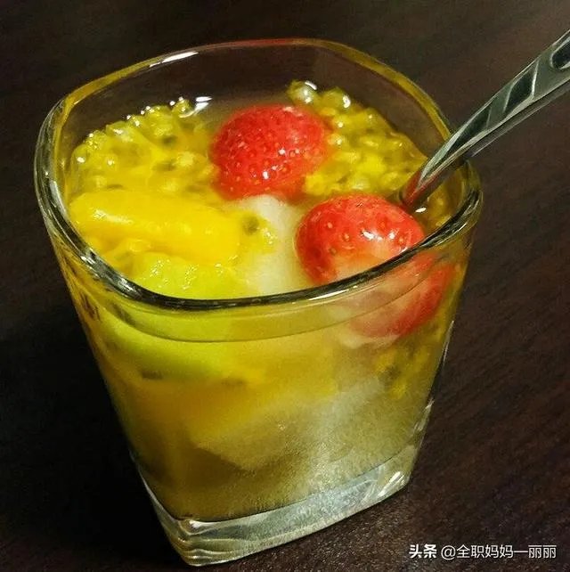 最近很烦恼,开了一家水果捞的饮品店,生意不怎么样一天就四五单。吃饭钱都不够,各位网友有什么好办法吗?
