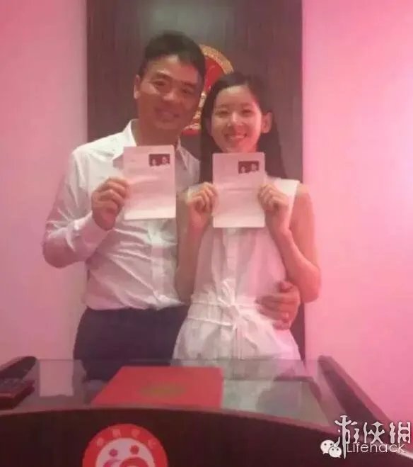 爸爸抱女儿,奶茶妹妹刘强东屋内饭合影 网友：见娘家人？