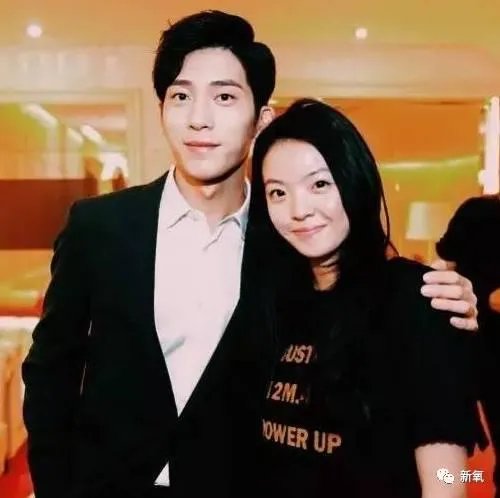 王中磊闺女晒长腿照,娱乐圈大佬们的千金都长什么样?