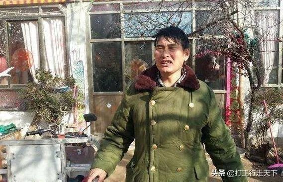 大衣哥家门被踹上热搜,如何看待大衣哥村子里的人?