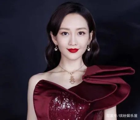 王鸥被小鲜肉探班,两人酒店过夜后挽手出门,是恋情曝光了吗?