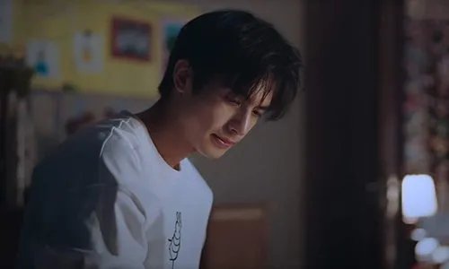 甜中带尴尬,谭松韵宋威龙树咚吻被百人围观,明星表演怎样做到旁若无人?