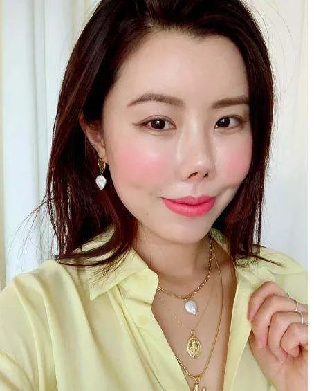 整容成猪鼻!韩国女星不小心撞断鼻子再次整容,术后仍像二师兄,你怎么看?