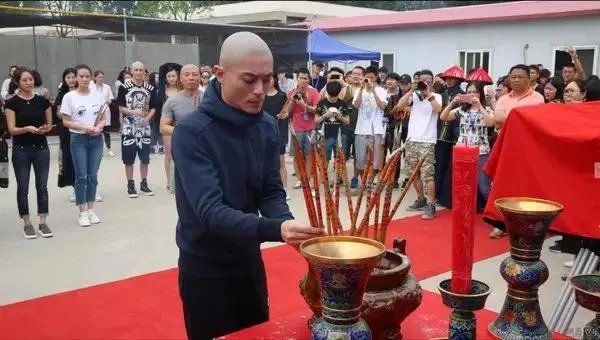 国内外有哪些明星秃头了依然很帅的?