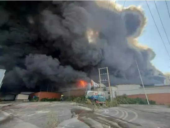 昆明呈贡一仓库起火了,导致其起火的原因是什么?