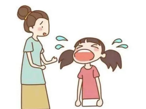 南昌街头一大妈因孩子太闹腾怒摔婴儿车,此事引发了网友的哪些质疑?