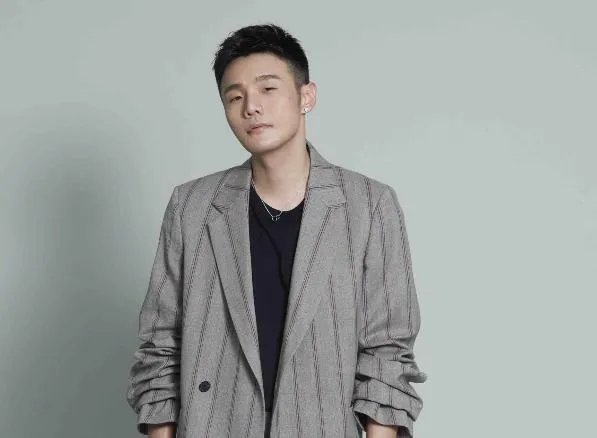 有网友发文说“被前男友祸害得听到李荣浩就想吐”，李荣浩是如何回复的？