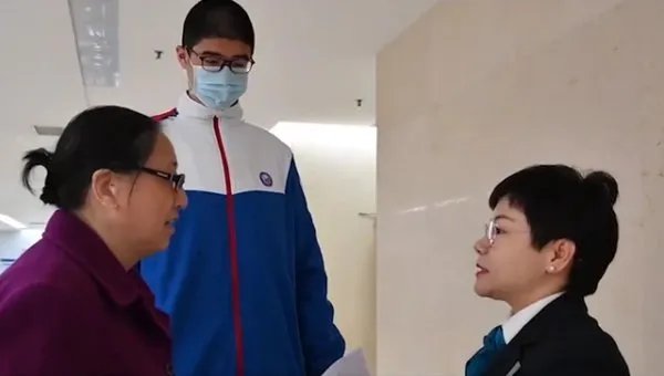 四川14岁男孩高221厘米,是与他的饮食有关还是基因决定的?