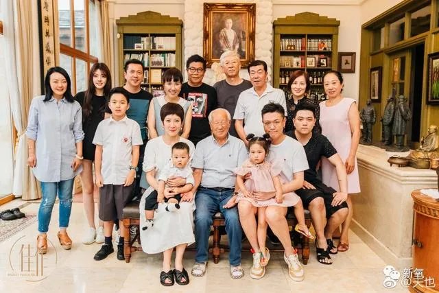 王中磊闺女晒长腿照,娱乐圈大佬们的千金都长什么样?