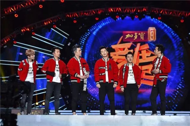 鹿晗这套衣服是什么录节目穿的？