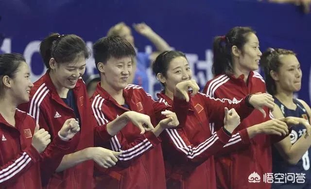 北仑站女排最后一战,大美女姚笛在场下捂嘴偷笑,朱婷还手舞足蹈的发生了什么?