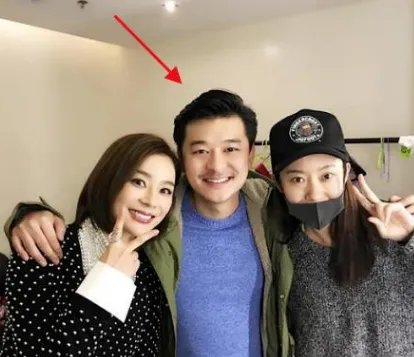 他苦追袁姗姗四年,后与王鸥订婚,还是杨幂同学,他究竟是谁?