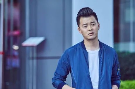 他苦追袁姗姗四年,后与王鸥订婚,还是杨幂同学,他究竟是谁?