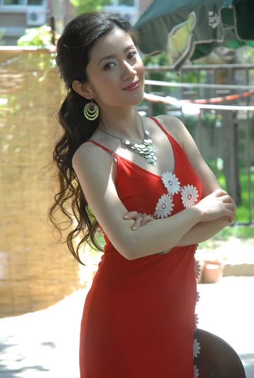 央视中国文艺刀郎专辑女嘉宾滕冰的资料有谁知道,介绍一下,谢谢