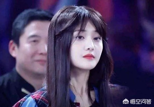 27岁郑爽疑自曝患上抑郁症,是观众对她太苛责,还是她太玻璃心?你们怎么看?