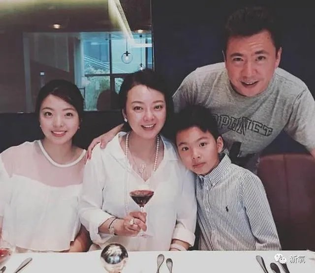 王中磊闺女晒长腿照,娱乐圈大佬们的千金都长什么样?