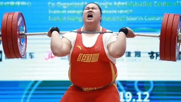 李雯雯轻松打破三项记录，为什么说她天生为举重而生？